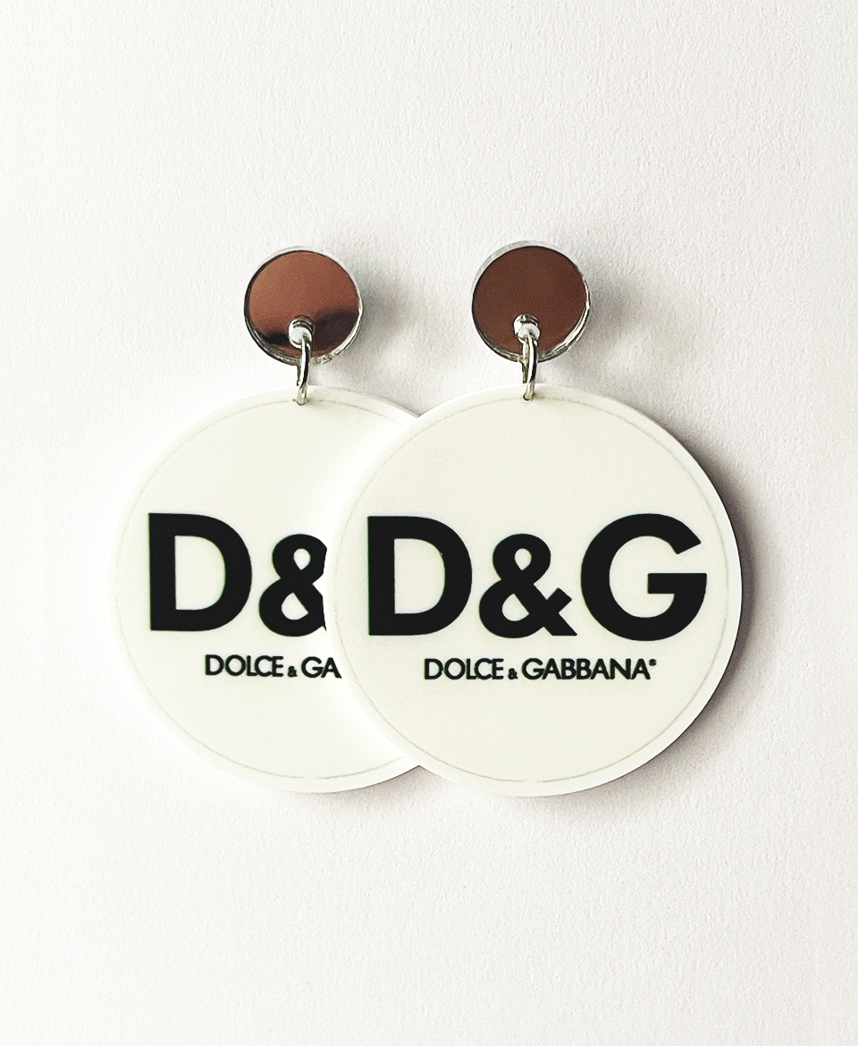Step into the world of high fashion with these D&G logo-inspired earrings, designed to bring a touch of luxury and sophistication to your accessory collection.